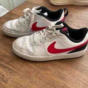 Youth Nike court borough size 4.5